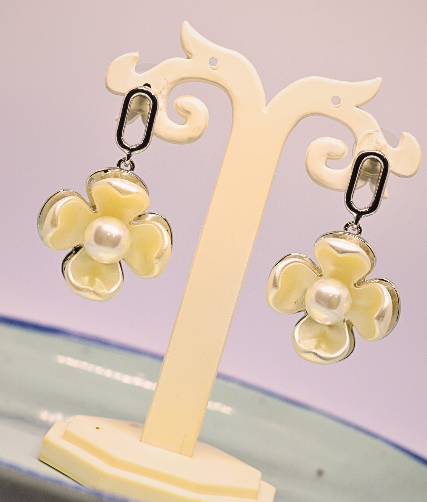 Stylish flower design with pearl inside