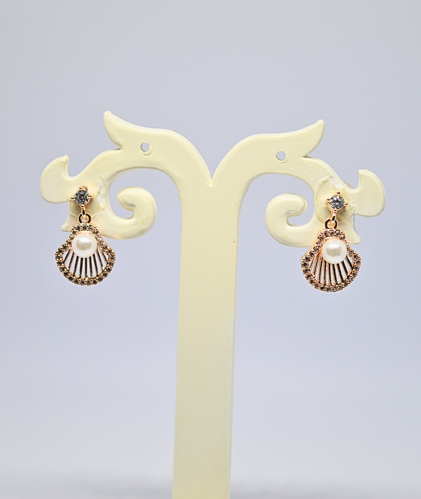 Stylish shell with pearl earrings