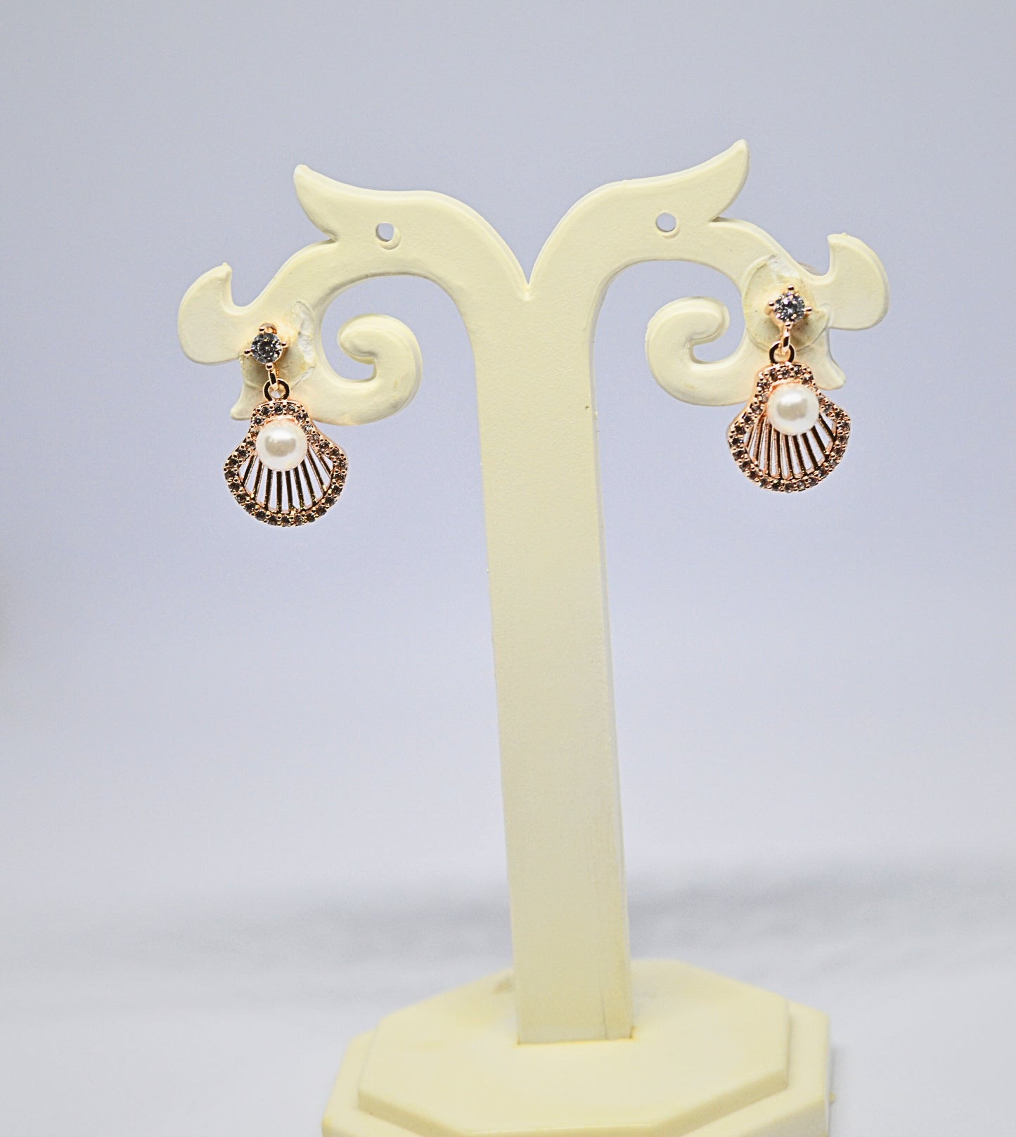 Stylish shell with pearl earrings