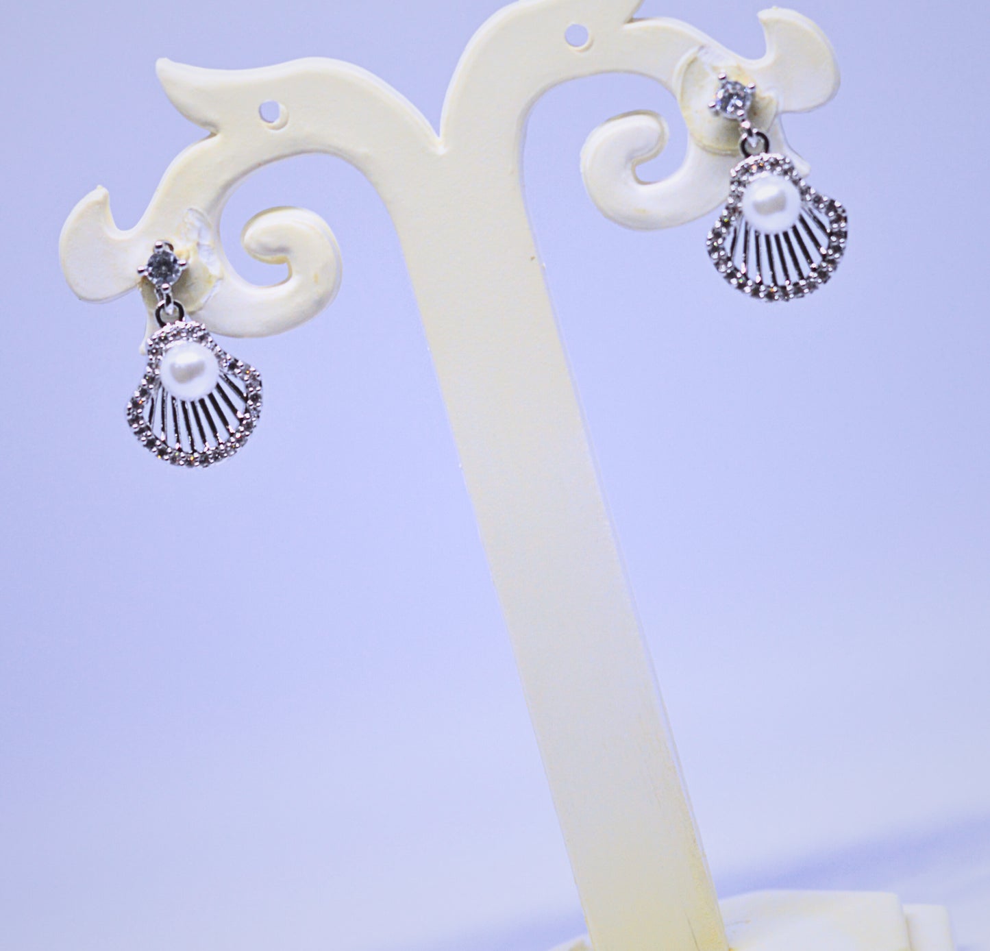 Stylish shell with pearl earrings