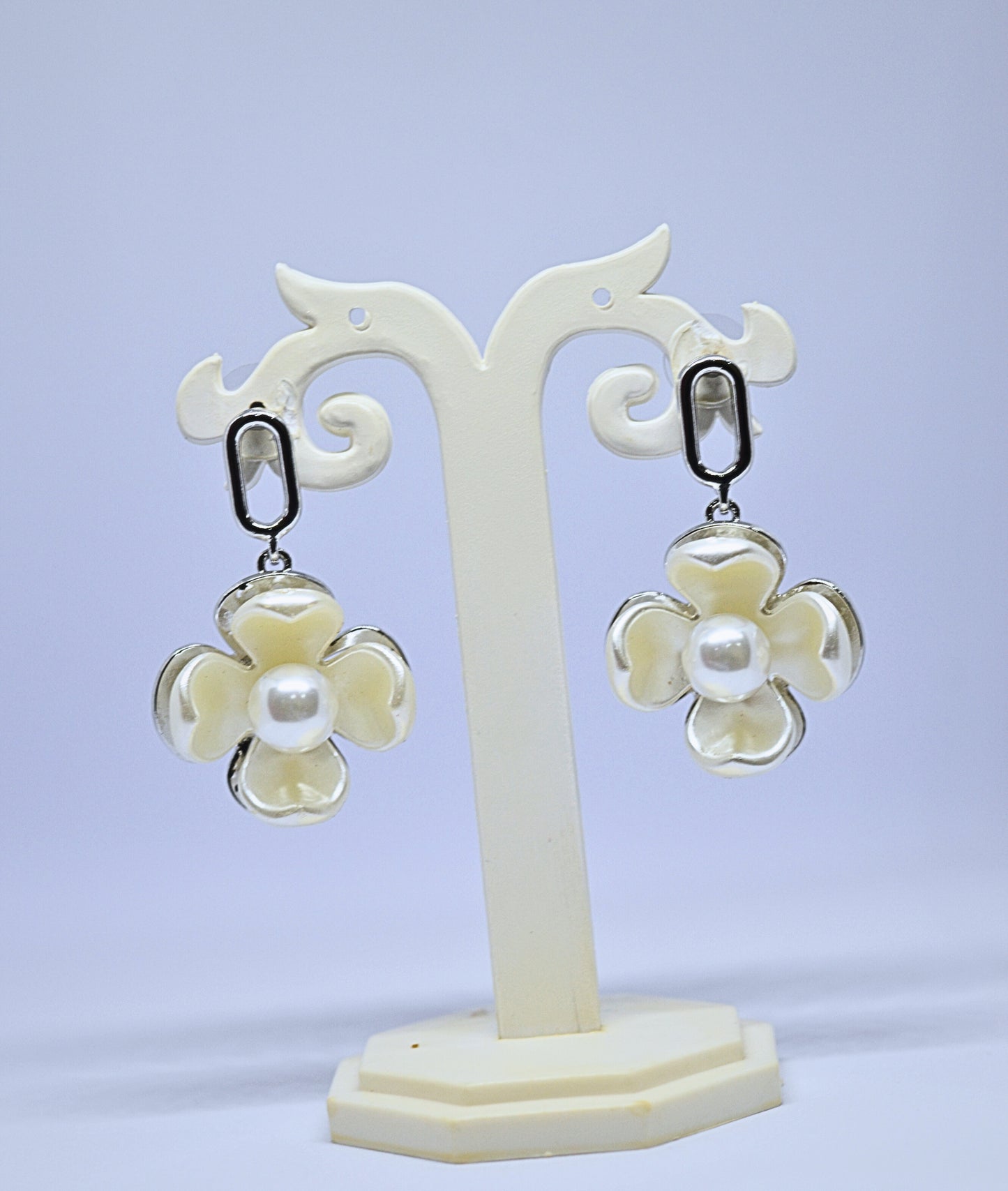 Stylish flower design with pearl inside