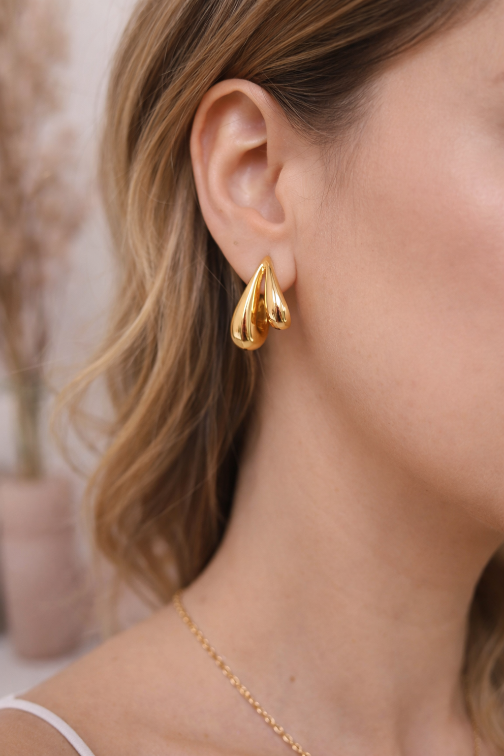 Elegant curves with a radiant finish. ✨