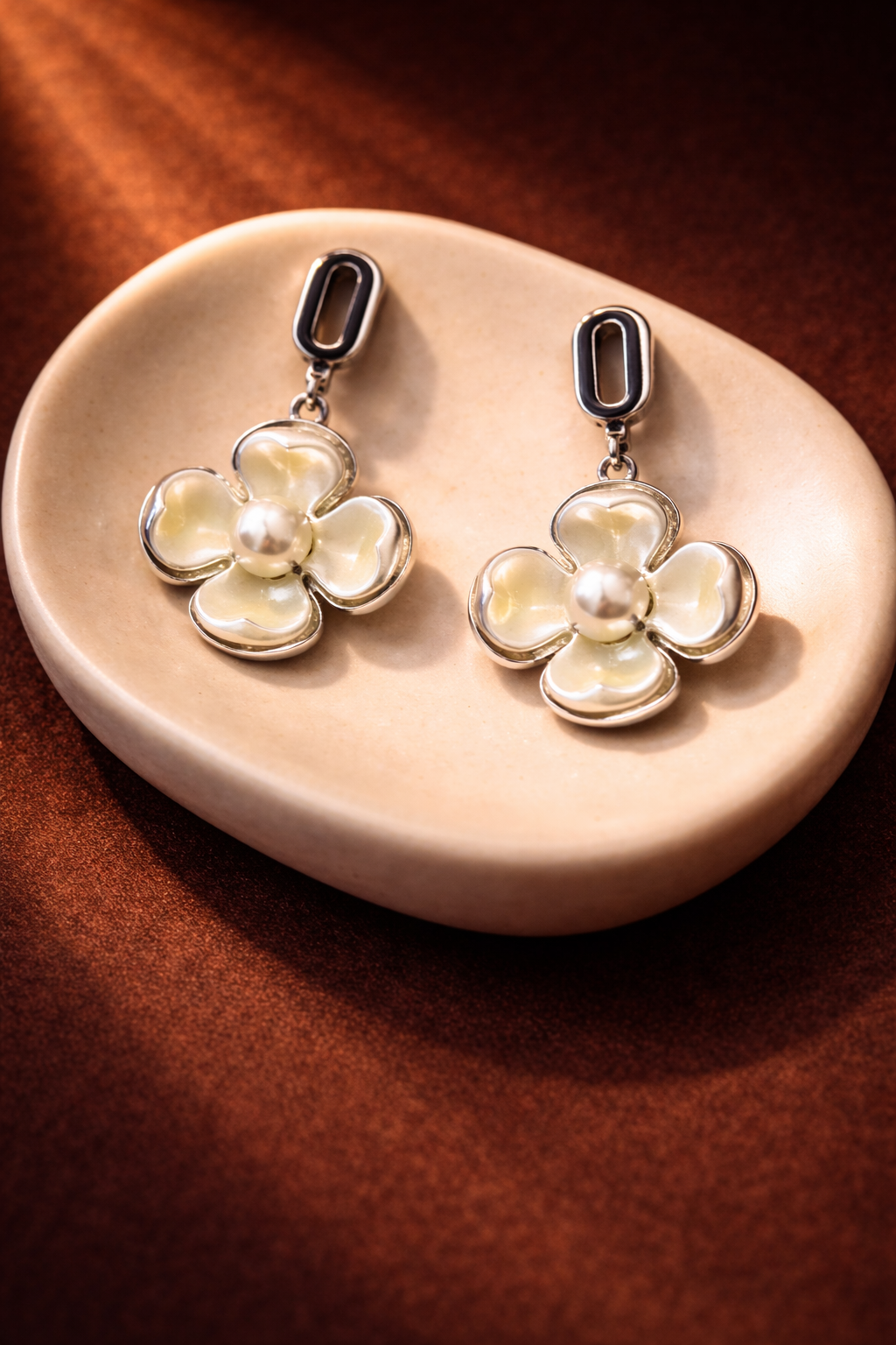 Stylish flower design with pearl inside