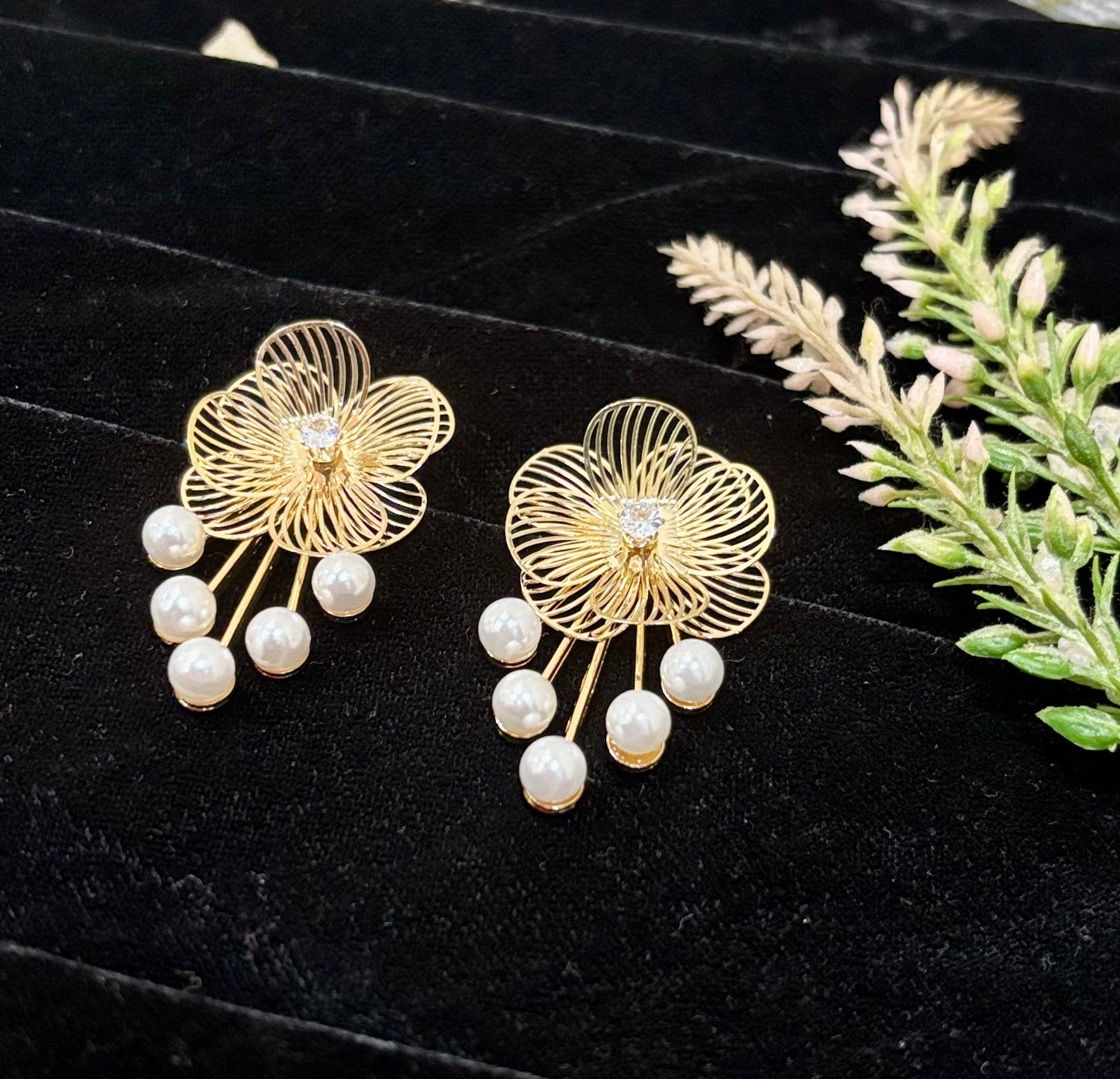 Gold and pearl Earrings