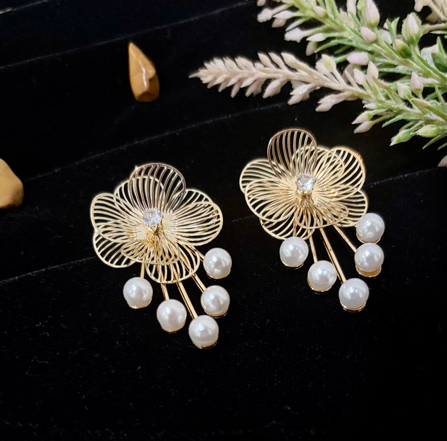 Gold and pearl Earrings