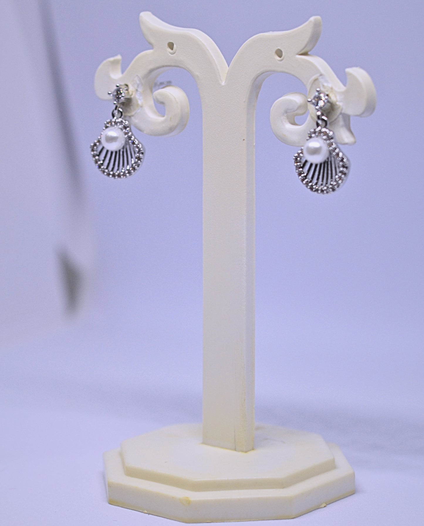 Stylish shell with pearl earrings