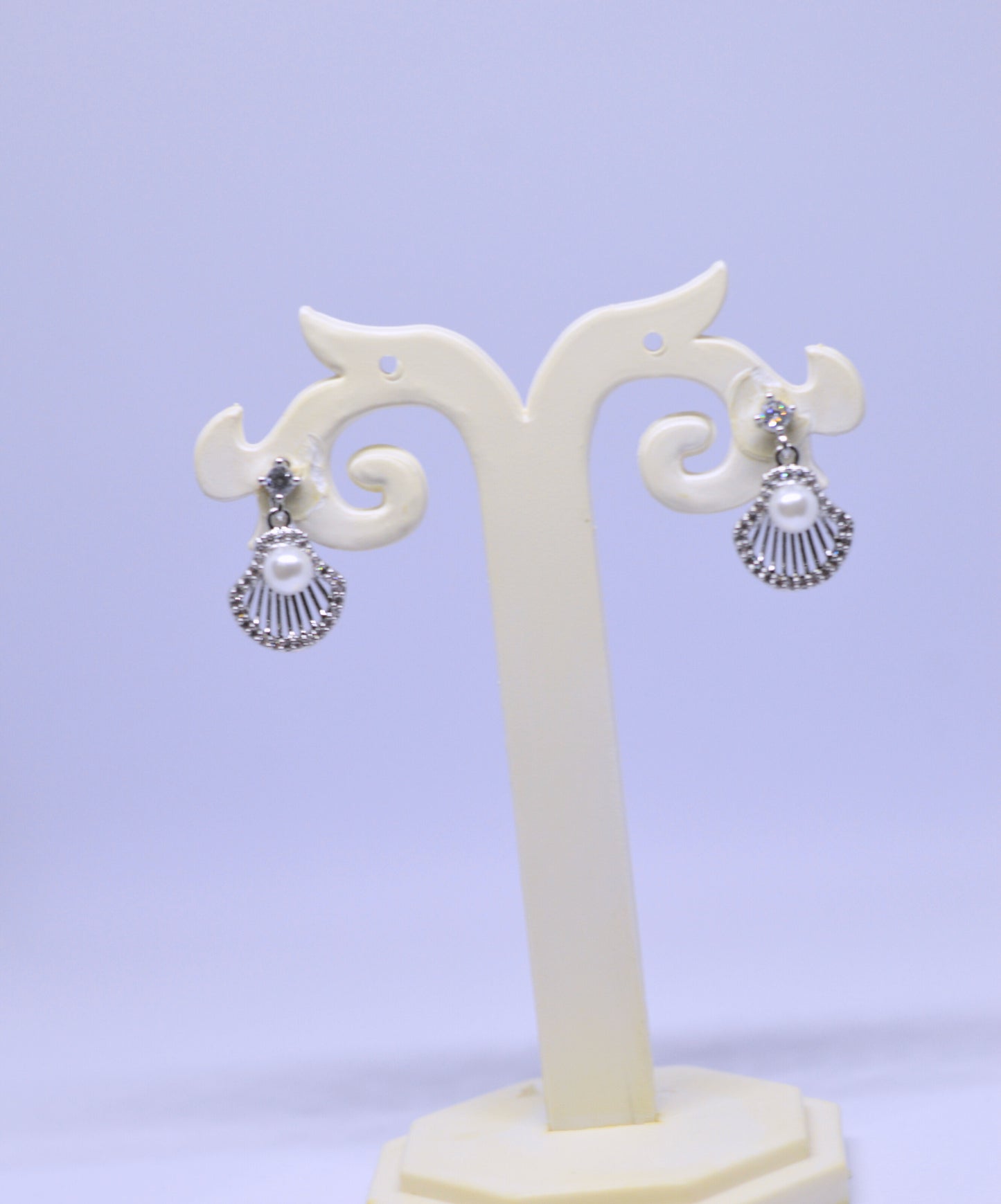 Stylish shell with pearl earrings