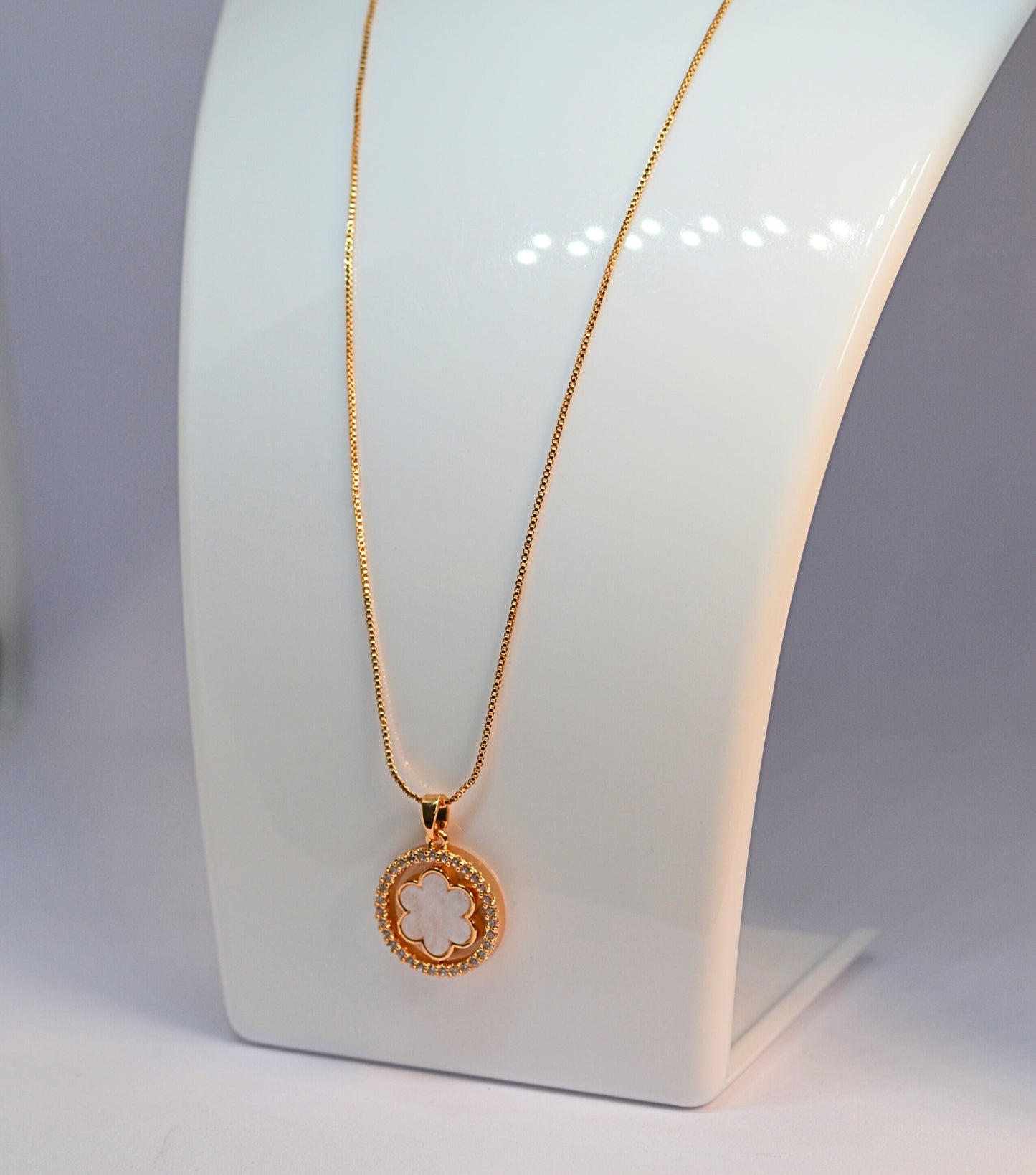Rose gold chain with flowery pendant