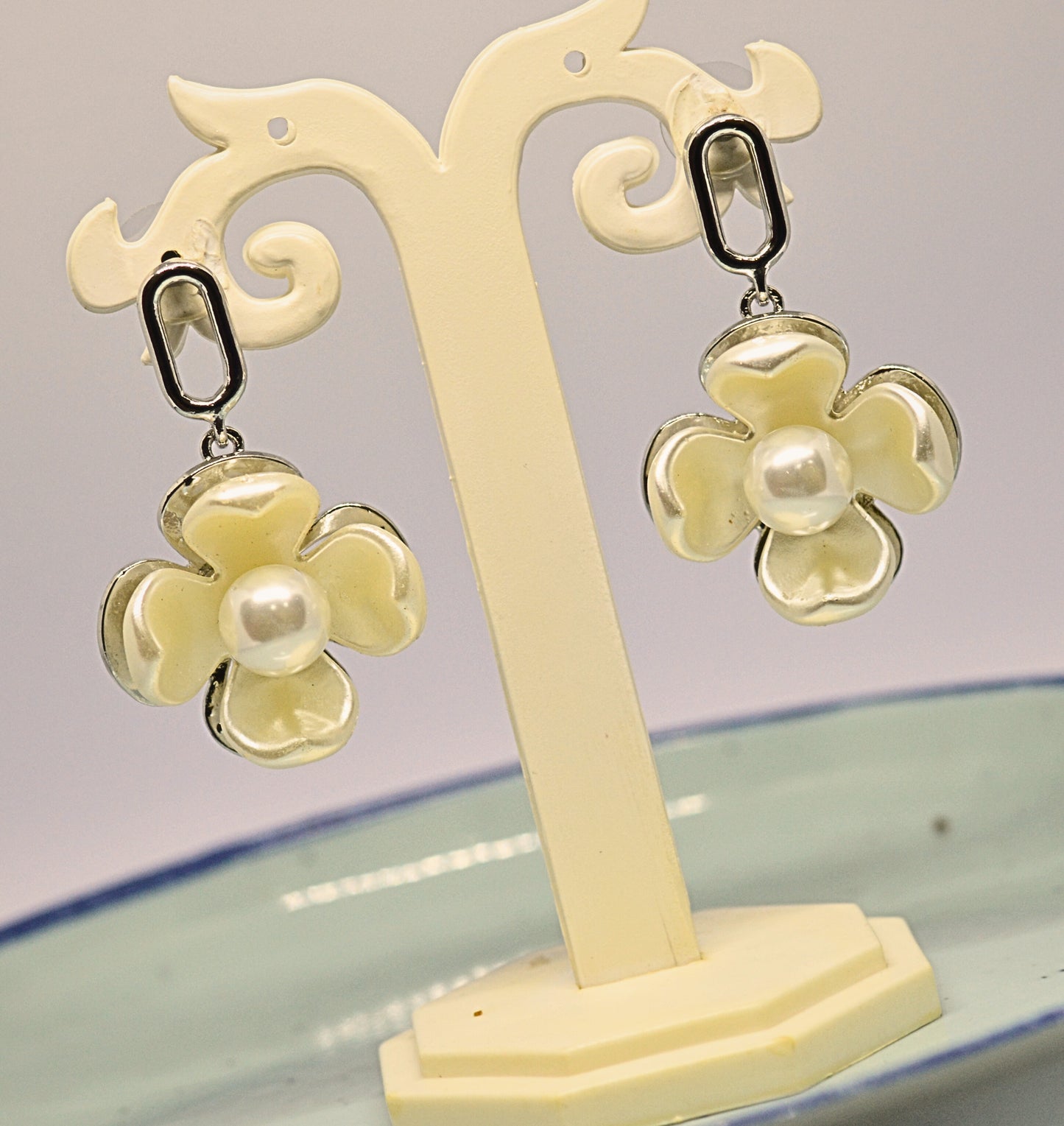 Stylish flower design with pearl inside