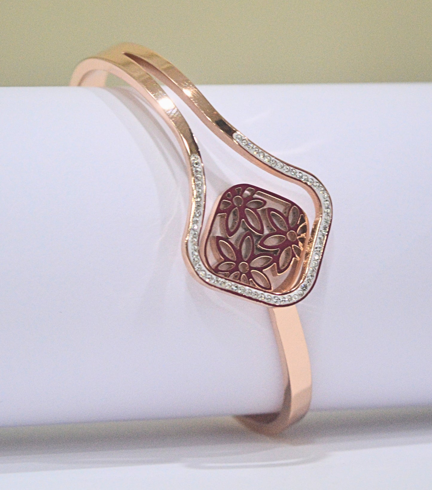 Rose gold and diamond kada