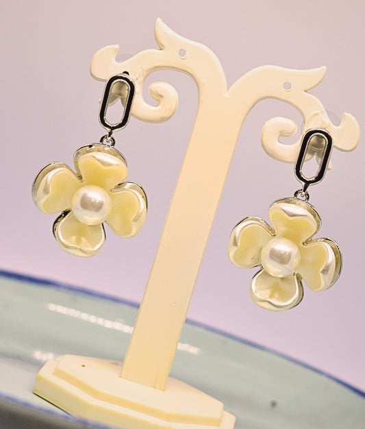 Stylish flower design with pearl inside