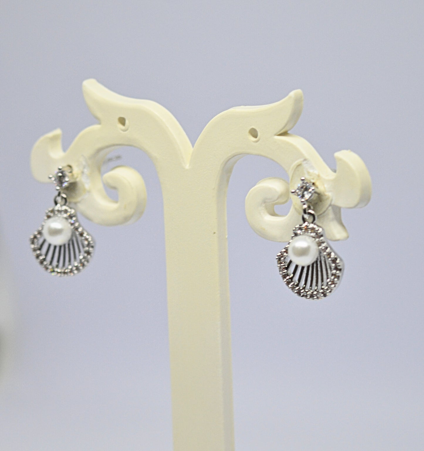 Stylish shell with pearl earrings