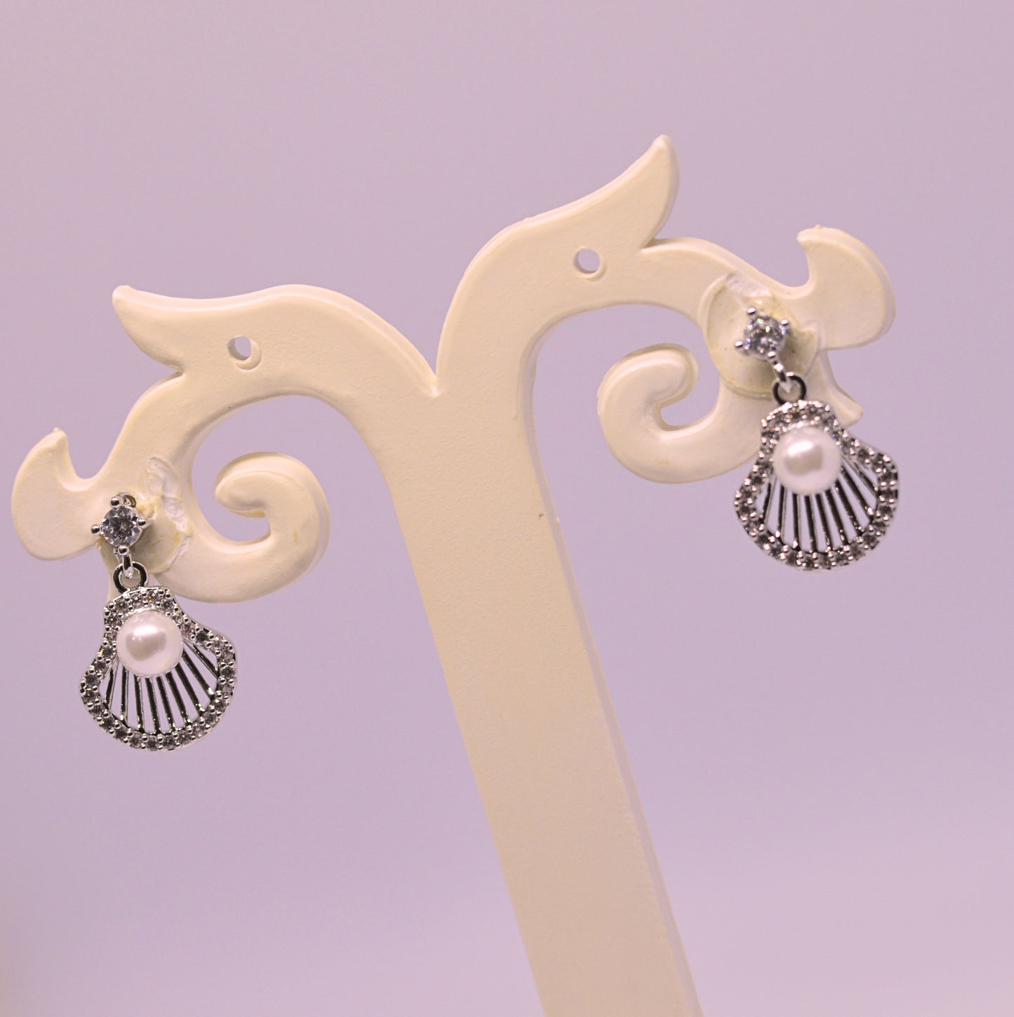 Stylish shell with pearl earrings