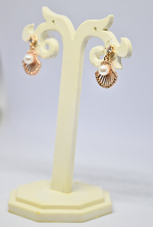 Stylish shell with pearl earrings