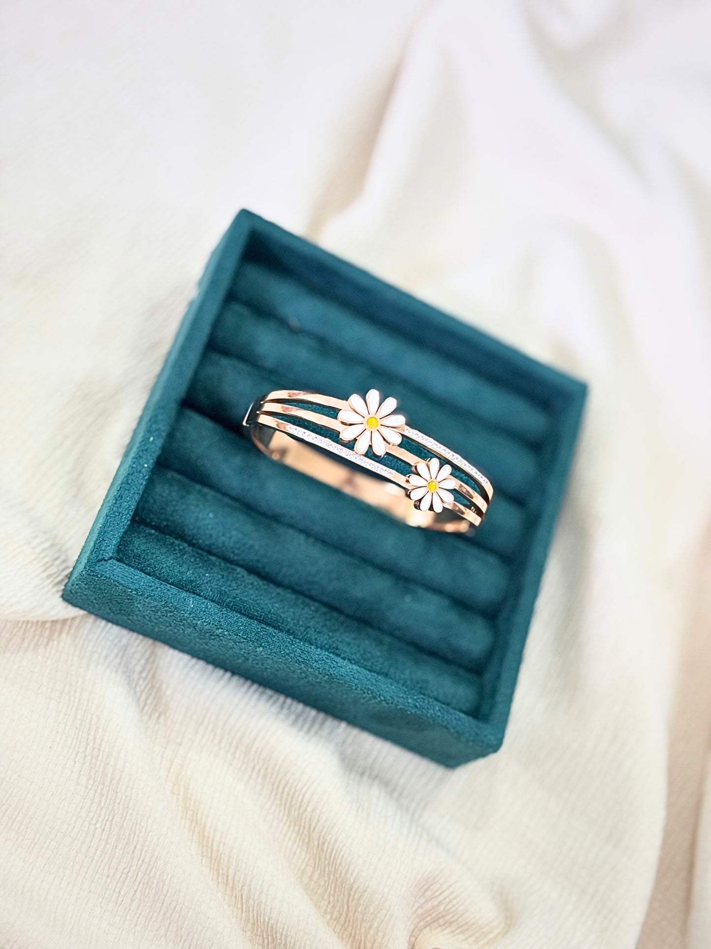 Blooming Daisy Charm Bracelet