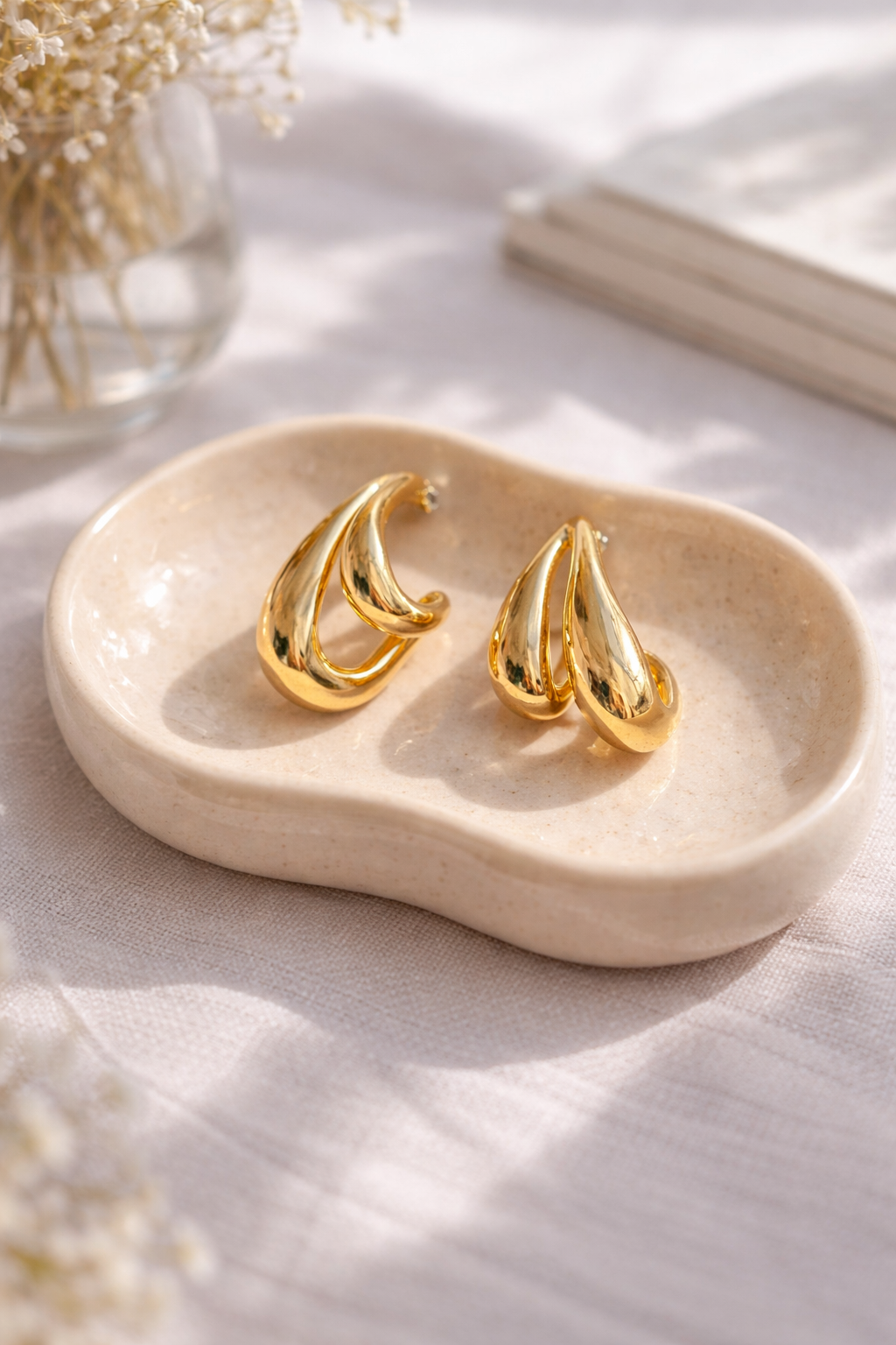 Elegant curves with a radiant finish. ✨