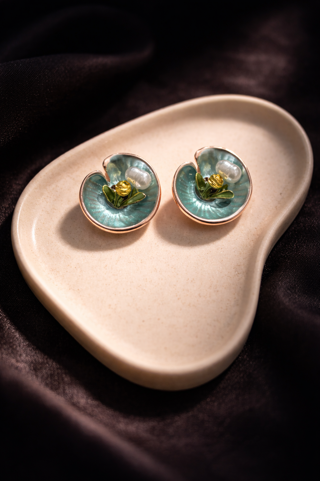 Stylish flower design earrings