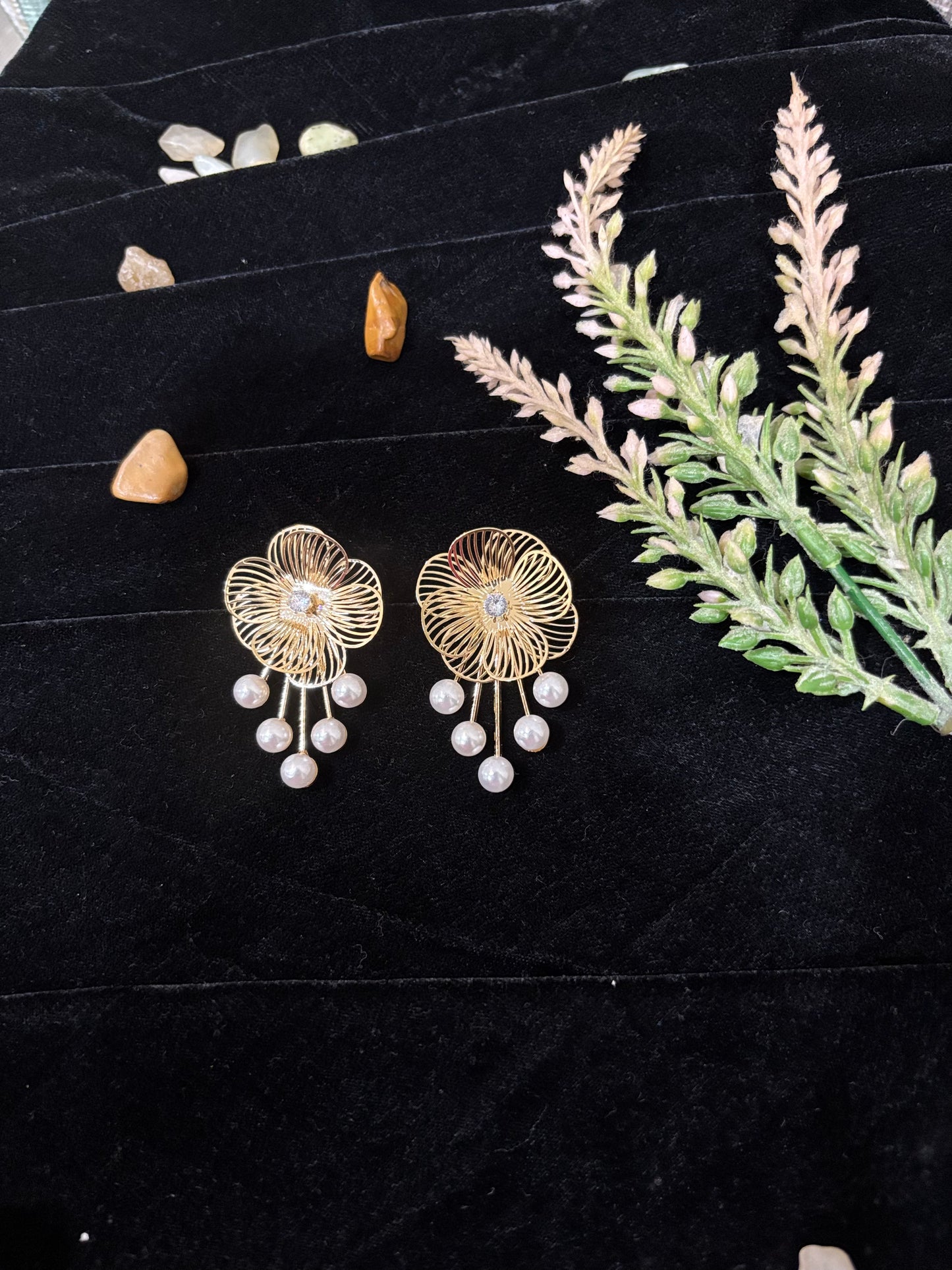 Gold and pearl Earrings