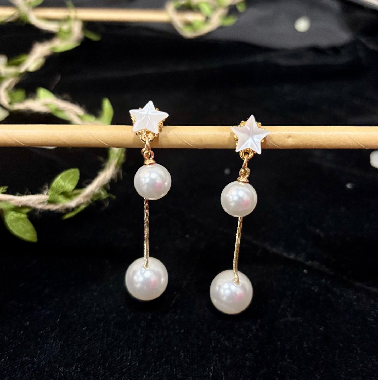 Earrings with hanging pearl
