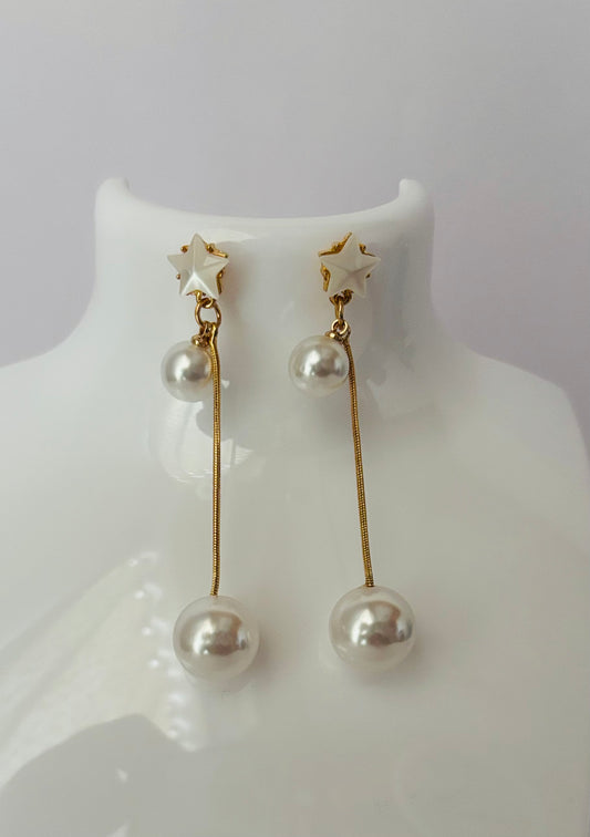 Earrings with hanging pearl