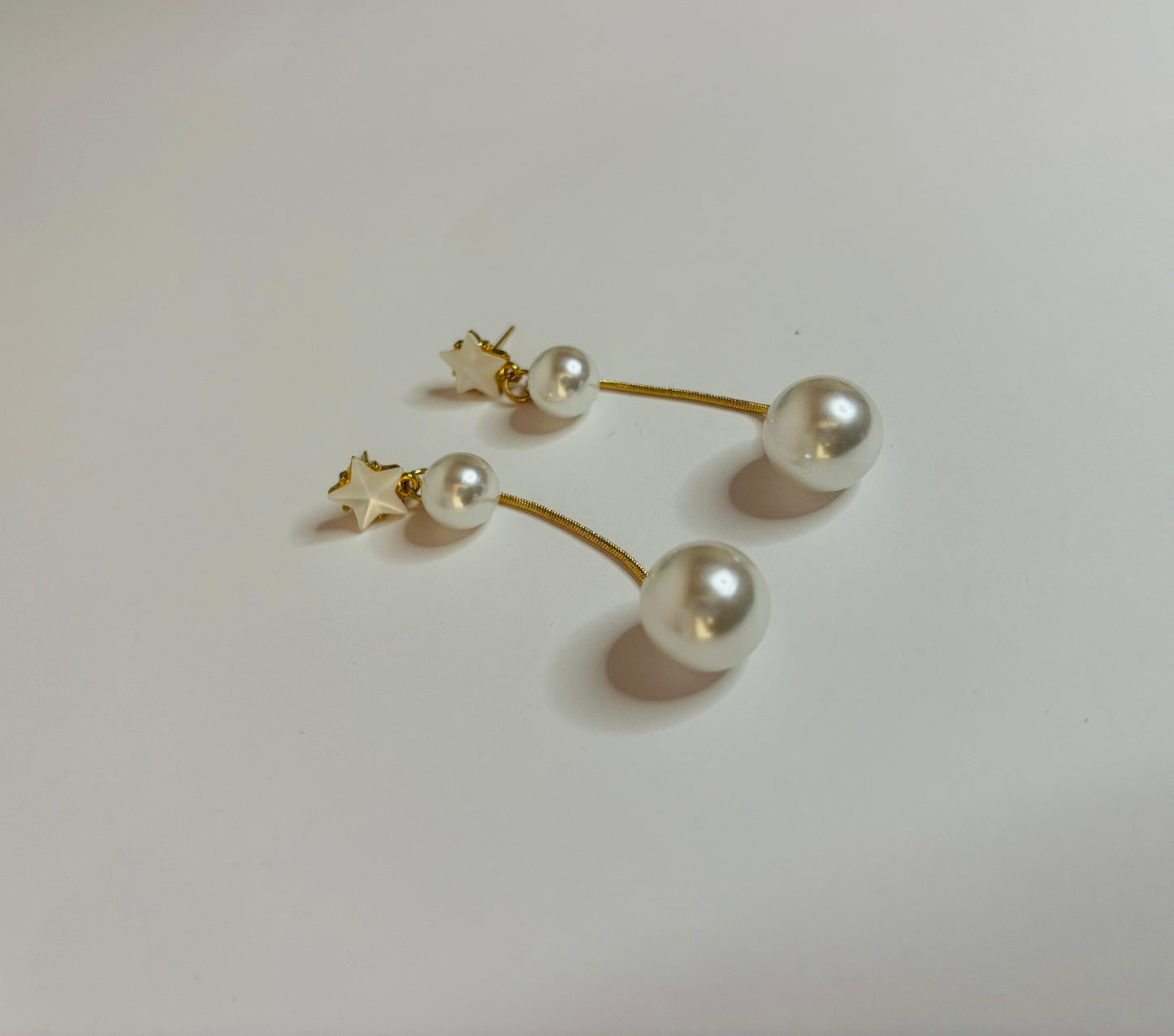 Earrings with hanging pearl