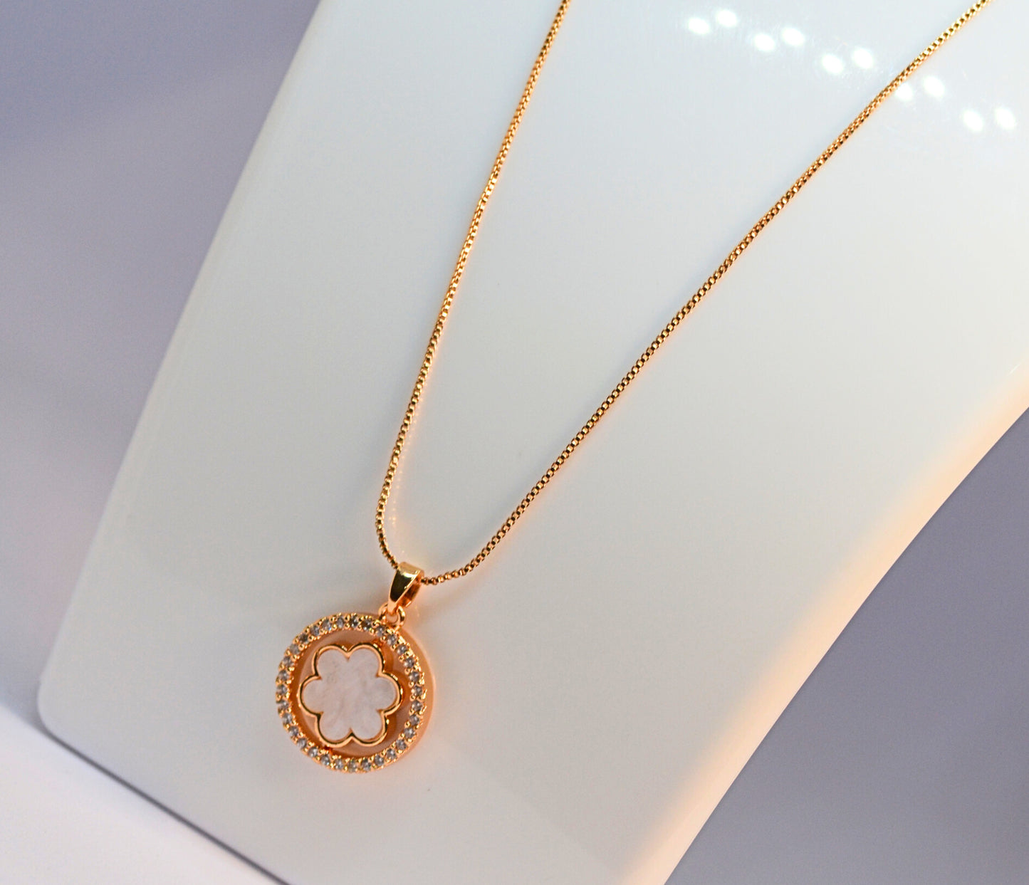 Rose gold chain with flowery pendant